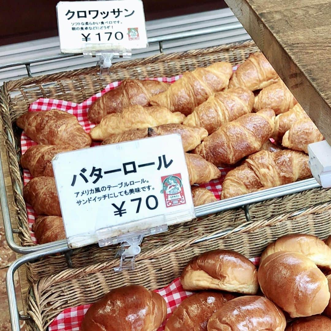 上田真実さんのインスタグラム写真 - (上田真実Instagram)「* * * * 『ウチキパン』 食パンの元祖！横浜で長年愛され続ける老舗ベーカリー♬ * * ブログにアップしてるので、みてね❤ * * 『三上スピカ オフィシャル』で検索🔍 * * * * #スピカ的パン紀行 #パンジェンヌ #三上スピカ #SPIKA #黒髪 #ロングヘア #清楚 #透明感 #タレント #アーティスト #シンガー #横浜パン屋 #中華街 #元町 #パン屋 #パン屋巡り #パン屋さん巡り #横浜グルメ #老舗パン屋 #食パンの元祖 #ウチキパン #bakery #instafood」7月16日 22時34分 - spk05290