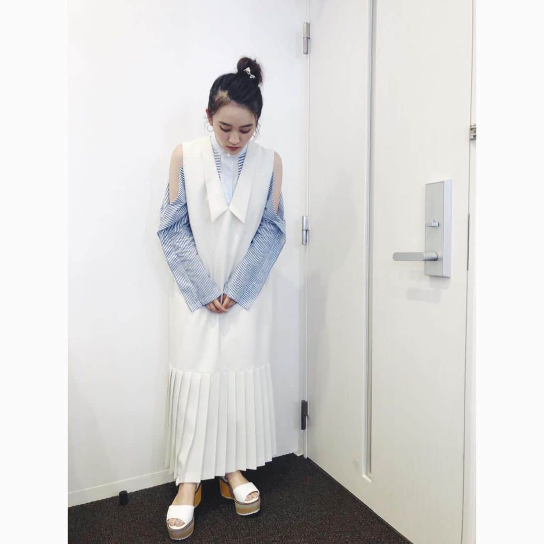 岡田結実さんのインスタグラム写真 - (岡田結実Instagram)「こういう服好きやなぁぁ〜 真顔やけどむっちゃ。笑  シャツワンピース  @adelly.tokyo プリーツワンピース  @okiraku_press イヤリング  @goldy_jp サンダル @purpose_footwear」7月16日 22時28分 - okada_yui_official