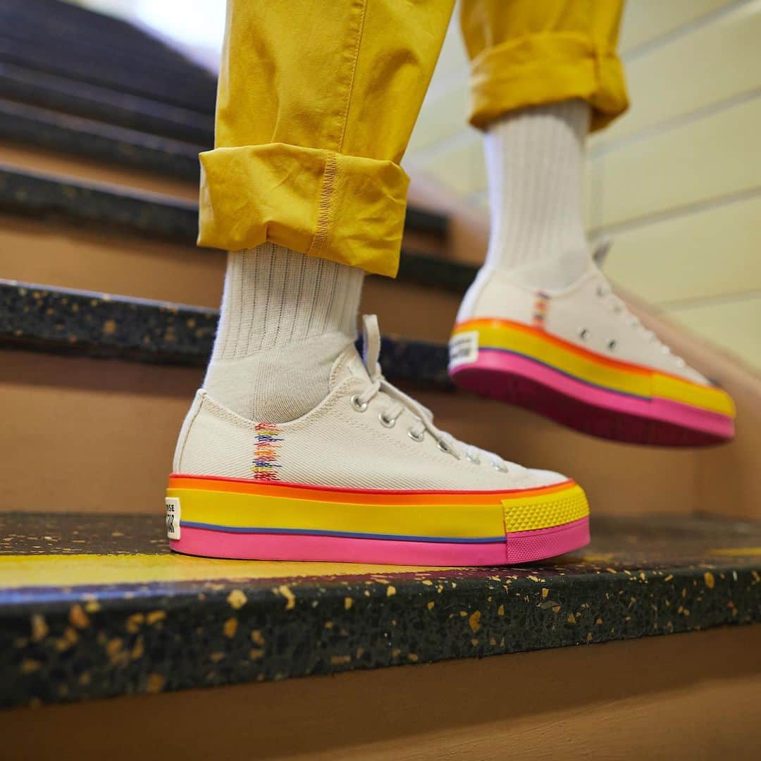 converseさんのインスタグラム写真 - (converseInstagram)「Step it up with a vibrant edge to your everyday Chucks. #ConverseStyle」7月16日 22時29分 - converse