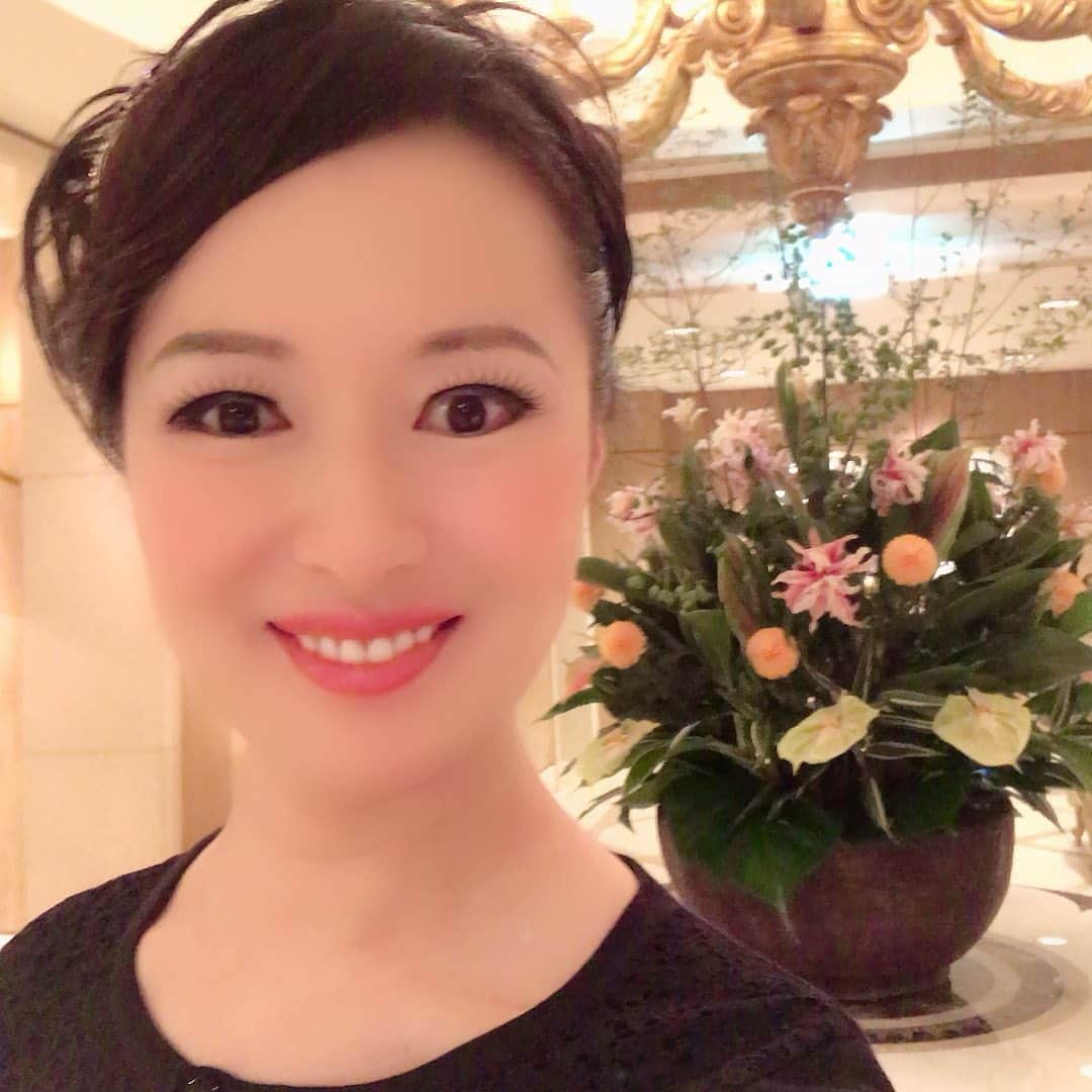 花城アリアさんのインスタグラム写真 - (花城アリアInstagram)「今日は名古屋にて、 歌とトークのお仕事をさせて頂きました✨ 皆様のあたたかいお気持ちのお陰で 無事に終える事ができました♬ 写真撮り忘れてしまったので💦 宿泊先ロビーの綺麗なお花の前で撮りました 移動がある時はバタバタして忘れてしまいます😅 本日お聴きくださいました皆様 ありがとうございました💓 #練習しよ #いつもドアップ失礼しまーす😅」7月16日 22時30分 - aria.kajo