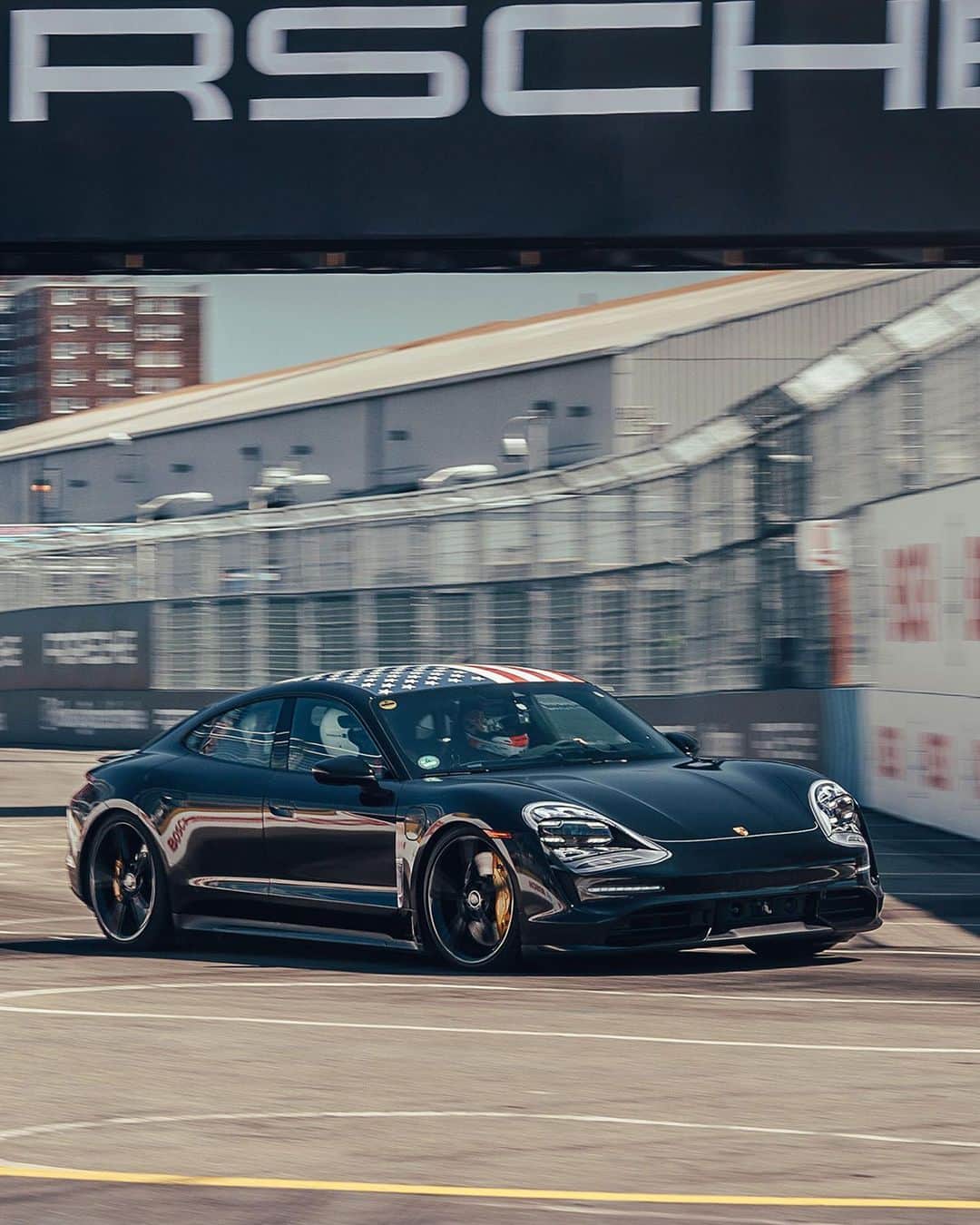 Porscheさんのインスタグラム写真 - (PorscheInstagram)「Porsche visits the Big Apple: as part of the grand finale of the ABB FIA Formula E Championship in New York, the Taycan showed off its capabilities by completing several fast laps on the race circuit.  #SoulElectrified #PorscheTaycan #Porsche」7月16日 22時30分 - porsche