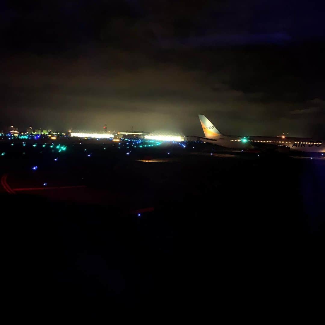 川嵜美佳のインスタグラム：「ただいま。#tokyo  #businesstrip #hanedaairport #shinchitose #airport #gn #nightnight」