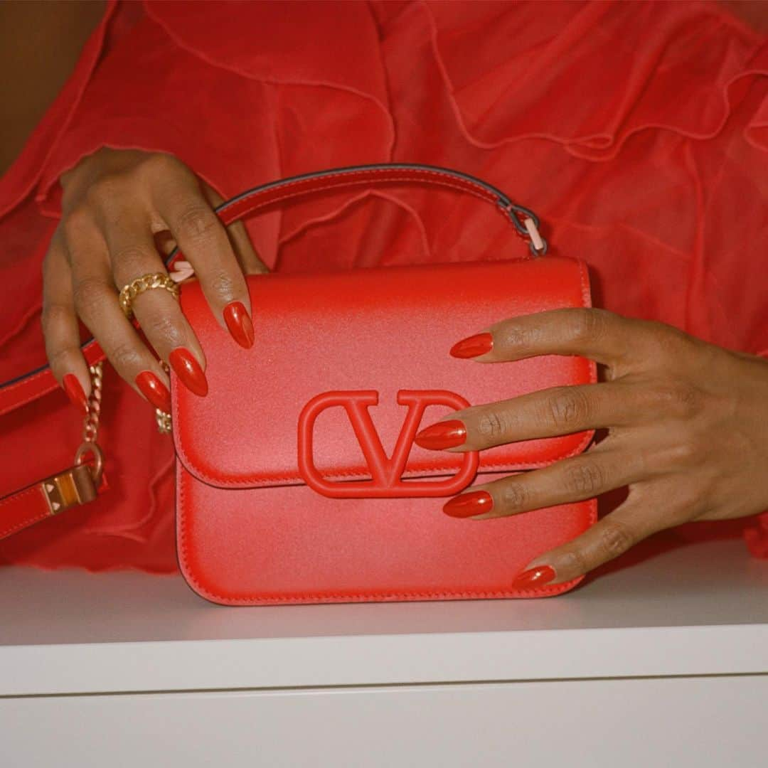 Valentinoさんのインスタグラム写真 - (ValentinoInstagram)「The Valentino Garavani #VSLING bag— available in a vivid palette of colors and a range of sizes— becomes an object of desire and the star of @janetmock and @lukegilford’s New York City #VSLING auditions.」7月16日 22時38分 - maisonvalentino