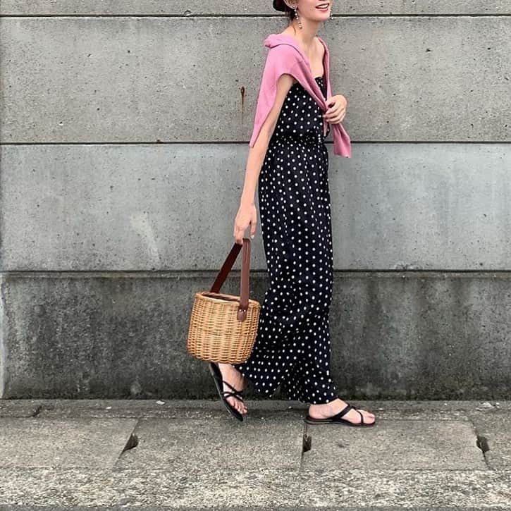 Locariのインスタグラム：「ドット柄のオールインワンに差し色のピンクをプラスしたオシャレなSummerコーデ😉💕 ． ． 明日のコーデに困ったらぜひ @nagina001  さんのインスタグラムを参考にしてみてください👗✨ ． ． ． ． ．  #コーデ #コーディネート #今日のコーデ #ファッションコーデ #夏コーデ #プチプラコーデ #シンプルコーデ #カジュアルコーデ #大人コーデ #着回しコーデ #きれいめコーデ #ファッション #ファッション好き #プチプラファッション #今日のファッション #トレンドファッション #大人ファッション」