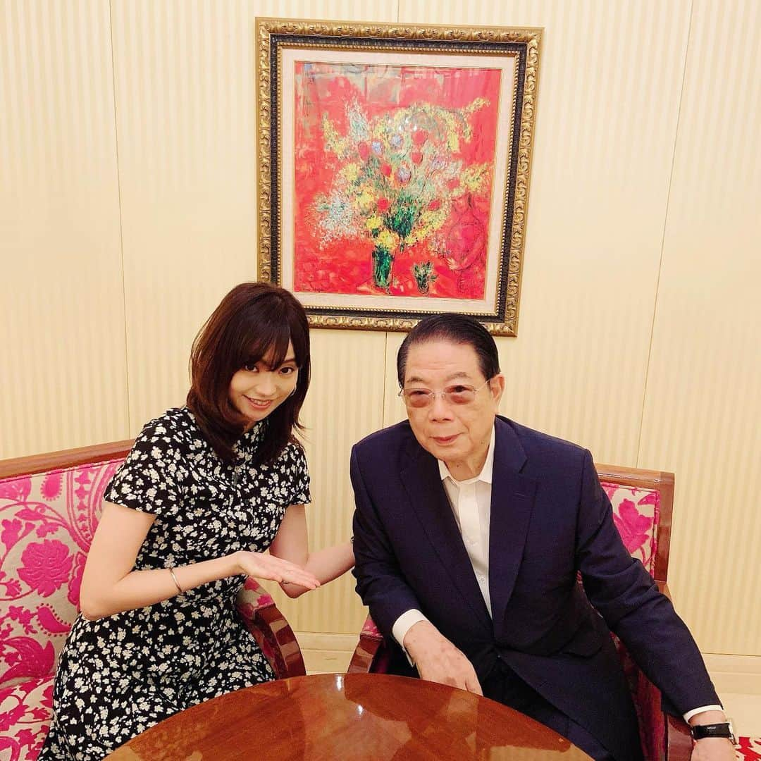 SHUUBIさんのインスタグラム写真 - (SHUUBIInstagram)「ドトールコーヒーの創業者で 現名誉会長の鳥羽博道会長と パシャリ^ ^ 子供の頃から鳥羽のおじさまと呼ばせていただいています。 実は家族ぐるみで親しくさせていただき、長く可愛がっていただいています。 東日本大震災のその瞬間もランチをご一緒していた時だったので、怯えている私を自宅まで帰り道中8時間もかけて送ってくださいました。 いつも本当に優しくて、あたたかくて、強くて、でもシャイでとても真面目な方で。 偉いのに少しも偉そうなところがなくて心から尊敬して信頼しています。 人生の折々に必ず大切な言葉やアドバイスを頂戴しています。 . . いつもどんな時も夢に向かって実現させてゆくエネルギーに憧れています。 私もまだまだ未熟ですが、少しでも誰かのお役にたてるような人生を生きれるよう頑張ります！！！ これこらもよろしくお願いいたします！！！ ドトールコーヒー最高！！！ #鳥羽博道 #会長 #ドトールコーヒー #いつも #ありがとうございます #shuubi #シンガーソングライター」7月16日 22時40分 - shuubihidemi