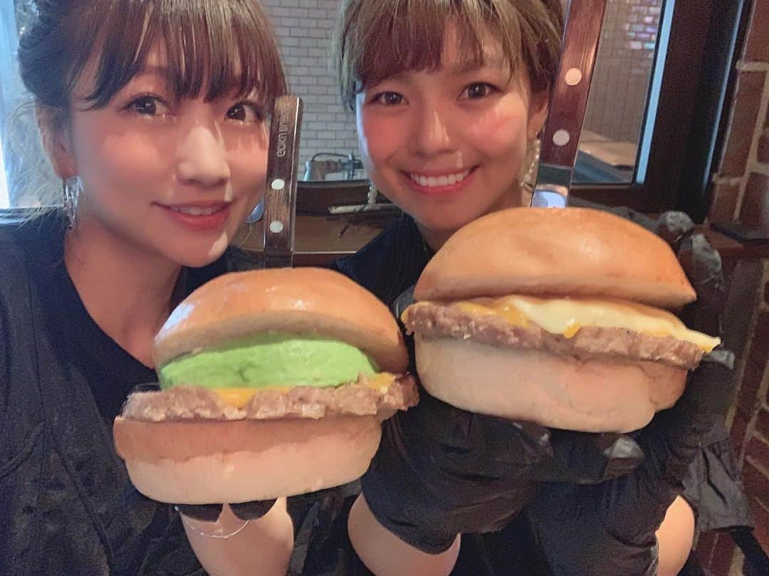 桃さんのインスタグラム写真 - (桃Instagram)「この前ストーリーにもあげたけど、すごく美味しいハンバーグを使ったハンバーガー屋さんが表参道に本日OPENしましたー👏 その名も、「GOKUBURGER」🎉元々ハンバーグ専門店だったいしがまやハンバーグから出てるハンバーガー屋さんだからパテが違う！！！！そして、黒い手袋をつけて、ソースにディップして食べる新しいスタイルもすごく斬新でおいしかったー🤤💕ここでしか飲めないクラフトビールも最高😍❤️ #いしがまやgokuburger #いしがまやハンバーグ#gokuburger#ゴクバーガー#究極のハンバーガー#表参道 #PR #桃クロ」7月16日 22時41分 - momo.official