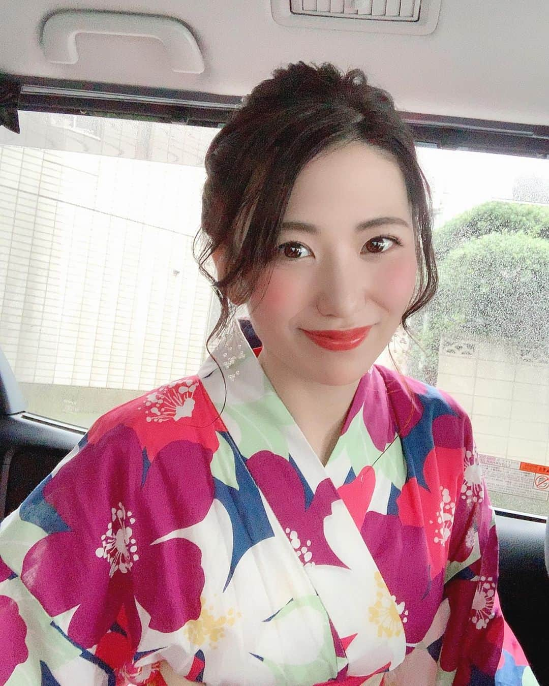 山岸逢花さんのインスタグラム写真 - (山岸逢花Instagram)「日曜日はオフ会でした👘💖 . . . お昼過ぎから浅草に集合して 各スポットでポートレート撮影会📸 . 浴衣を着て参上🙋🏻‍♀️💖 自分で着付けて行ったよ〜〜！ . それから後半は屋形船に乗って みんなでわいわい 天ぷら食べ放題🍤飲み放題🍻💫 . 2時間半みんなになにしたら 楽しんでもらえるかなぁと思ってて💭 決め込みすぎてゆっくり過ごせないのもいやだったから みんなの雰囲気に任せようと思ってて☺️… でもその分不足ないか心配だったんだけど みんな盛り上がってくれたし あいぱんずで仲良くなってくれてるの見れて すごくほっこりしてました🥰🥰安心 . カラオケデュエットしたり ぽろりもあったり(???)🤣 2時間半があっという間すぎたよ、、、 . 最後はみんなで雷門前で記念撮影💖 良い夏の思い出を作れました 本当に楽しかった💖！！ . . 初めましての方もいてくださったり 遠方からこの機会に来てくれて 濃密な時間を過ごせて嬉しかったです🤝 ありがとうございました💖 . . またやりたいなぁ🥺🥺 . . . #山岸逢花 #あいぱん #あいぱんず #あいぱんずオフ会 #あいぱんデビュー2周年 #AV女優 #AV #撮影 #攝影 #人像攝影 #外拍 #拍照 #寫真 #aikayamagishi #Japanese #Japanesegirl #asiangirl」7月16日 22時41分 - ayakayamagishi_