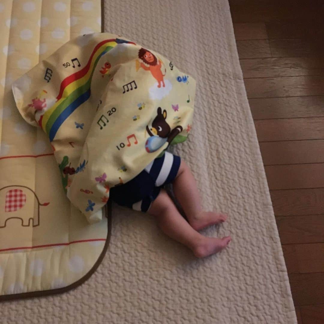 のインスタグラム：「今日も今日とて。  生後4ヶ月頃から遊びのみが始まり今も起きていると全くミルクを飲んでくれない息子。 こうして眠りにつくときにそっと飲ませると眠りながら飲んでくれます。 母ちゃんは毎日タイミングを逃さないように必死💦」