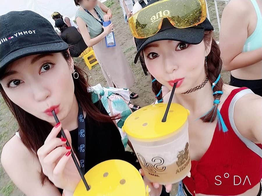 山下詩乃さんのインスタグラム写真 - (山下詩乃Instagram)「S2O行って来ました🎧😍フェスの時期です🍦😋ロメロとショーテックを観に💙会場が砂浜だったから、足が持っていかれて大変だった🤣 4枚目水かけやばいよね😅😂😋(最近やばい封印してたけど無理😆)ずっとあの状態、、、途中何回も目が開けられない、呼吸も出来ないくらいになって大変だった😝 まりなとよくフェス行くけど、本当に楽しい🥰❤️ サマソニ行きたいけど、チケット売り切れ🙄 －－－－－－－－－－ #令和最初の夏 #フェス好き#s2ojapan #水かけ祭り #s2ofestival #s2ojapan2019 #girls #tokyo #japan #forrowme #l4l #instalove #楽しい #happy #love #シンハービール」7月16日 22時48分 - shinoyamashita