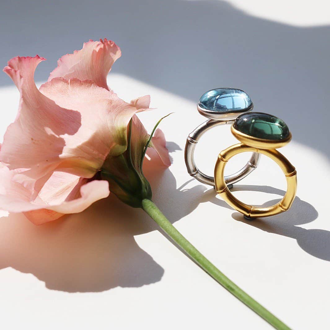 ジュリーサンドラゥさんのインスタグラム写真 - (ジュリーサンドラゥInstagram)「Big sparkling crystals in the sunlight ☀️ Bamboo Wisdom rings with a dusty green spinel and a blue spinel. . . . #juliesandlaujewelry #juliesandlau #jewelry #sunlight #spinel #crystal #gold #silver #green #blue #ring #rings」7月16日 22時53分 - juliesandlau