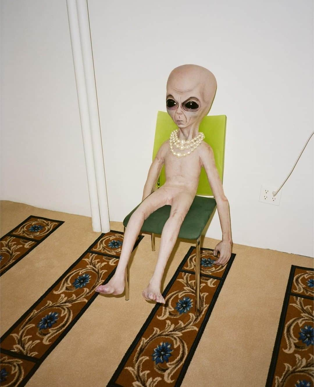 Dazed Magazineさんのインスタグラム写真 - (Dazed MagazineInstagram)「The aliens just chillin’, waiting for us all to storm #Area51. 👽⁠ ⁠ Tap the link in bio to read our guide to how to do it, and what to do when you get there, on the site now 📲👀⁠ ⁠ Photography @ben_toms⁣⠀⠀⁠ Styling @agata_belcen⁣⠀⠀⠀⠀⁠ Set design @andyharman⁣⠀⠀⁠ ⠀⁠ Alien wears pearl necklace by @gucci⁠ ⠀⁠ Taken from the spring/summer 2019 #TheMeaningOfCult issue of #Dazed⁠ ⁠ #StormArea51 #TheyCantStopAllOfUs」7月16日 23時00分 - dazed