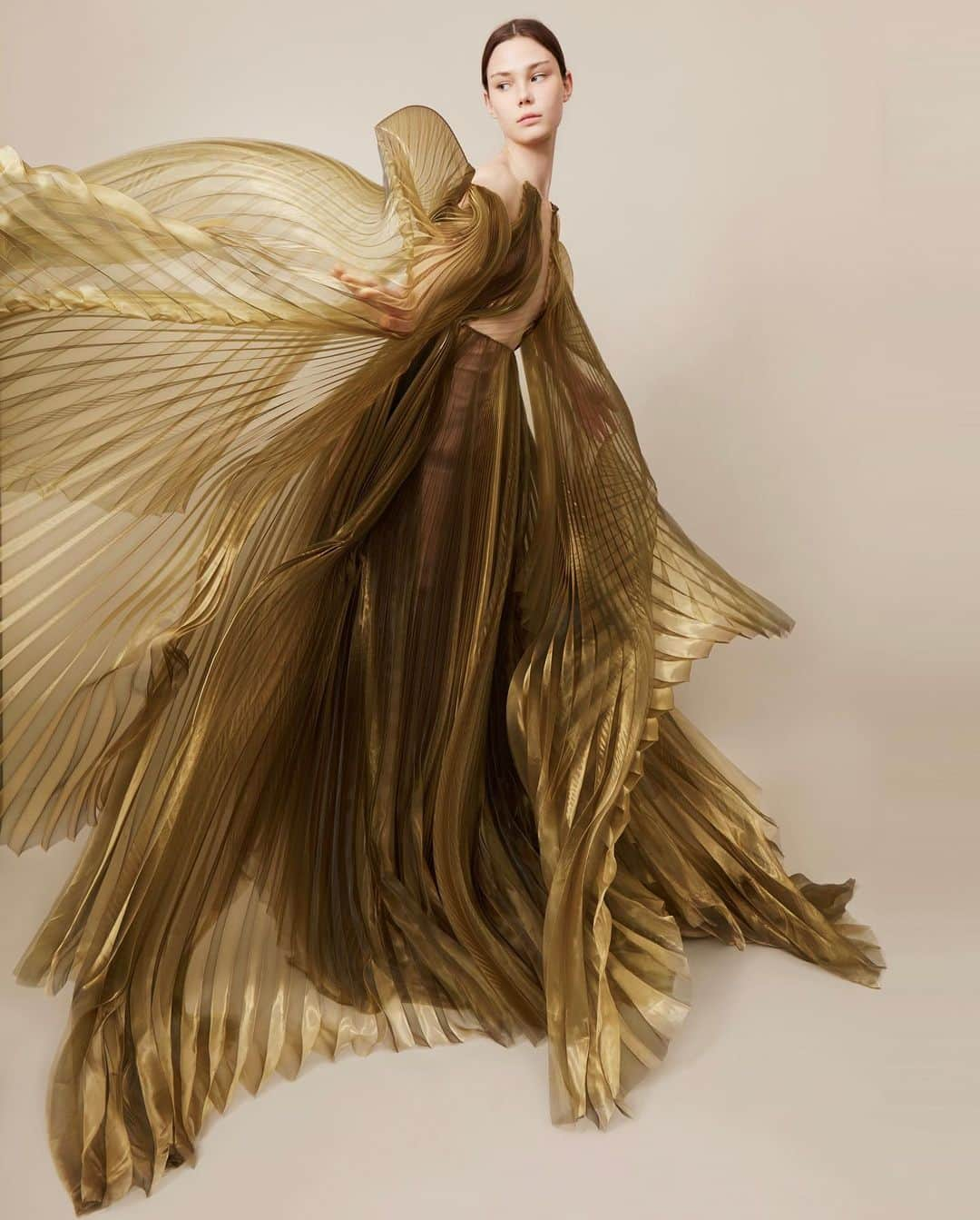 Iris Van Herpeさんのインスタグラム写真 - (Iris Van HerpeInstagram)「The ‘Cyclical’ plisse gown as delicately shot by @julien_vallon ∞ Transparent oker organza is half-wheel plisee-ed to then be cyclical boned and draped with fine brass lines, unfolding voluminous spherical echos around the body. ∞ Model: @vika.reza  #irisvanherpen #hypnosiscouture #parisfashionweek」7月16日 22時56分 - irisvanherpen