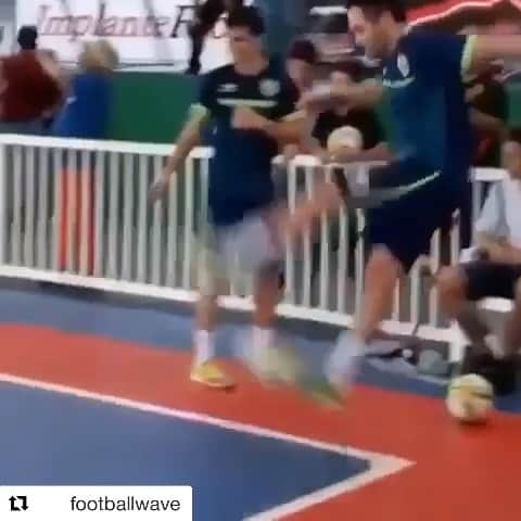 アレッサンドロ・ローザ・ヴィエイラのインスタグラム：「VÍDEO- Marque seu amigo que consegue! Não é difícil... #Repost @footballwave with @get_repost ・・・ Can you do this?👀 @falcao12oficial」