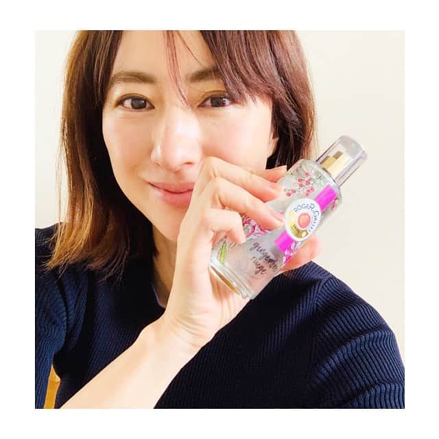 前田ゆかのインスタグラム：「どこまでも自由ですがすがしい〜  あざやかなイラストレーション、 アーティスティックなデザインボトルは夏限定！  今だけの夏の軽やかさをプラスして♪  @roger_gallet_jp  ポジティブなレッドジンジャーとザクロ、ピンクペッパーの赤の共演。 #ジンジャールージュパフュームウォーター シトラスフルーティーの香り♪  #フィグパフュームウォーター ほんのり甘いイチジクの心踊るフローラルフルーティの香り。  どちらも大切なかたへのギフトに 喜ばれそう♪  日常の瞬間に香りと鮮やかな彩りを♪  #ロジェガレ #coloryourlife #RogerGallet #フレグランス #香りのあるくらし #fragrance #夏限定」