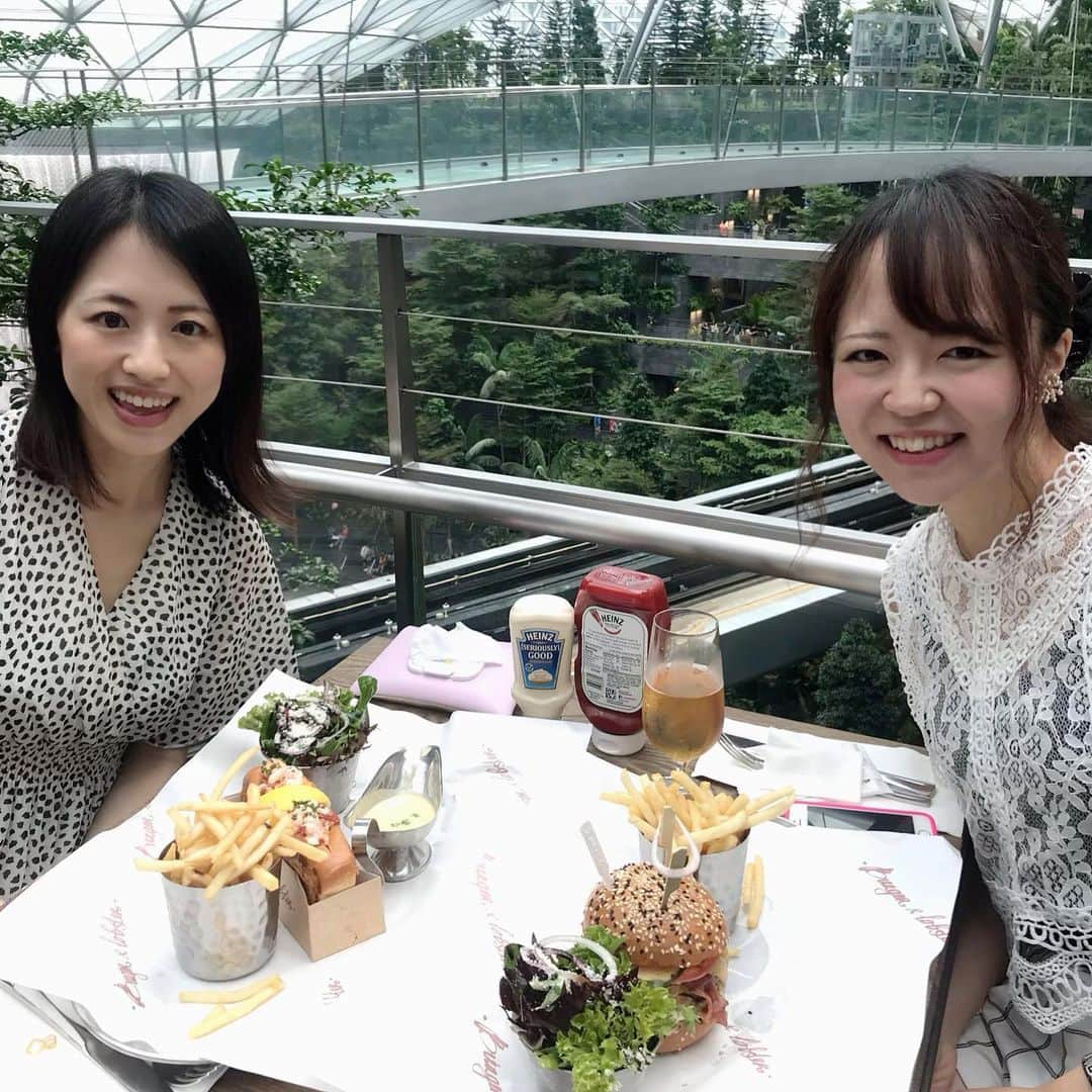 大西蘭さんのインスタグラム写真 - (大西蘭Instagram)「・ 妹が遊びに来てくれました♬ ・ Jewelでランチ🍽 ・ いつも行列のBurger & Lobster 🍔🦞 ・ Jewel の最上階にあって、眺めも最高🙌 ・ Lobster Roll は $40 🦞 奮発してオーダー♬ ・ The MayfairというOriginal Burgerも頼んで半分こ。 ・ どちらも美味しかった😋 ・ ・ #jewel #burgerandlobster #lobsterroll  #バーガーアンドロブスター #ロブスターロール #チャンギ国際空港 #ハンバーガー好き #グルメバーガー #ジュエル」7月16日 23時04分 - onishiran