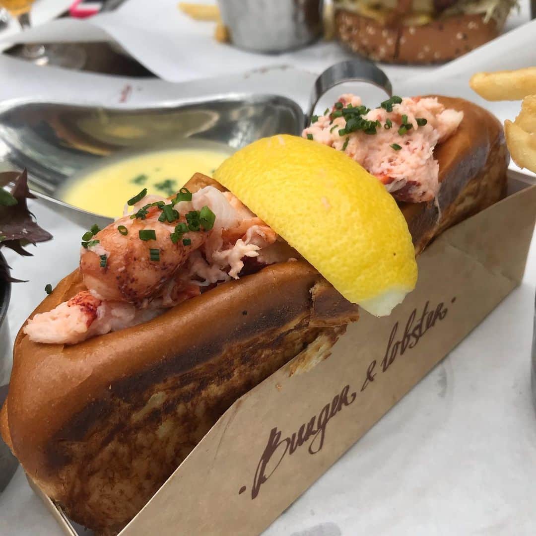 大西蘭さんのインスタグラム写真 - (大西蘭Instagram)「・ 妹が遊びに来てくれました♬ ・ Jewelでランチ🍽 ・ いつも行列のBurger & Lobster 🍔🦞 ・ Jewel の最上階にあって、眺めも最高🙌 ・ Lobster Roll は $40 🦞 奮発してオーダー♬ ・ The MayfairというOriginal Burgerも頼んで半分こ。 ・ どちらも美味しかった😋 ・ ・ #jewel #burgerandlobster #lobsterroll  #バーガーアンドロブスター #ロブスターロール #チャンギ国際空港 #ハンバーガー好き #グルメバーガー #ジュエル」7月16日 23時04分 - onishiran