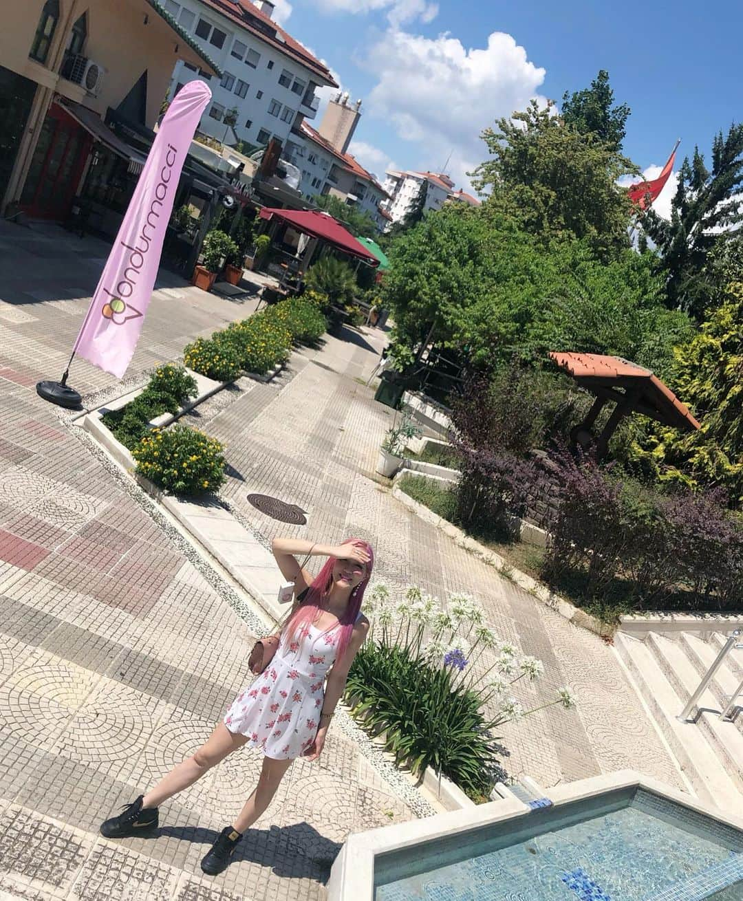 Yumikaさんのインスタグラム写真 - (YumikaInstagram)「3歳まで住んでたトルコのイスタンブール🇹🇷🇹🇷 20年越しの写真たくさん撮ったの💖💖 ずっと住んでたおうちも見にいって、ママは感動して泣いてた😢😭 いろんな記憶が蘇ったのか、すらすらトルコ語話してたよ😳人間って不思議✨✨ わたしはかすかな記憶だけど、やっぱり体は覚えてるみたいで懐かしくて感極まりました❤️❤️ そんなたくさんの感動があるから一生旅し続けるよね😍 大人になってから行ったところもまた、おばあちゃんになってから行くのが夢👌 . #instatravel #istanbul #etiler #galatatower #bluemosque #イスタンブール #海外旅行 #hillsideetiler」7月16日 23時12分 - yuminem923