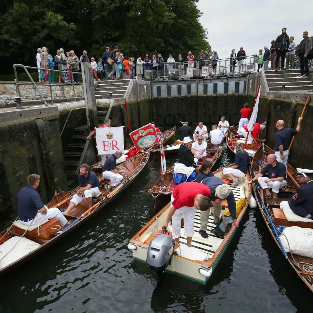 ロイヤル・ファミリーさんのインスタグラム写真 - (ロイヤル・ファミリーInstagram)「This week the annual census of the swan population on the River Thames, known as "Swan Upping" has been taking place.  It began yesterday in Sunbury, Surrey and will end at Abingdon Bridge, Oxfordshire on Friday. Originally it began as a ceremonial exercise but has now become an important element of wildlife conservation.  A flotilla of traditional Thames rowing skiffs, manned by Swan Uppers in scarlet rowing shirts and headed by The Queen’s Swan Marker row their way steadily up the Thames.  The Swan Uppers weigh and measure the cygnets and check them for any signs of injury, commonly caused by fishing hooks and line.  #SwanUpping」7月16日 23時13分 - theroyalfamily