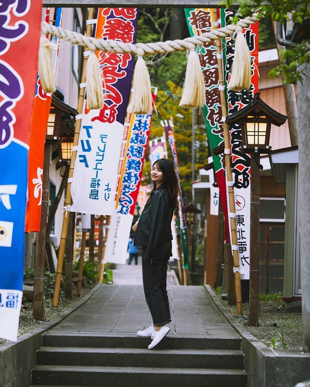 尾瀬旅さんのインスタグラム写真 - (尾瀬旅Instagram)「photo by @daishiyamaoka  歴史ある歌舞伎舞台の鳥居で振り向くのは、オゼ・ミュージック・アンバサダーのMiyuuさん。カラフルなのぼりと、緑の木々に囲まれて。 . #尾瀬とtepco　#ozextreme　#尾瀬 #oze #尾瀬旅　#discoveroze  #igtravel #instagramjapan  #山が好きな人と繋がりたい  #ファインダー越しの私の世界　 #japantrip #旅の思い出　 #旅好き　#traveljapan　#綺麗な景色　 #かわいい　#美しい　#自然　 #誰かに見せたい景色 #travel　#travelgram #旅行好きな人と繋がりたい　#自然好き #自然好き　#ハイキング　#hike ＃檜枝岐村 #Miyuusic #village ＃オゼミュージックアンバサダー #fukushima」7月16日 23時15分 - oze_trip_japan