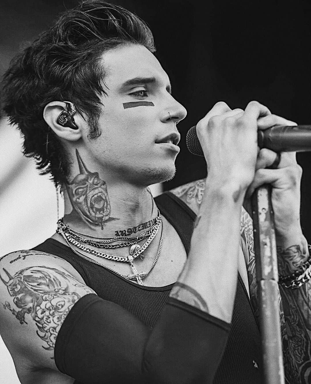 アンディー・ビアーザックのインスタグラム：「“Let's wait for the blackout⁣ The light is too bright.“⁣ ⁣ ⁣ 📷 @aaronberkshireofficial & @amplifiedmediaphotography ⁣ ⁣ Omaha Nebraska tonight! Let’s go! 🆎🖤⁣ ⁣」