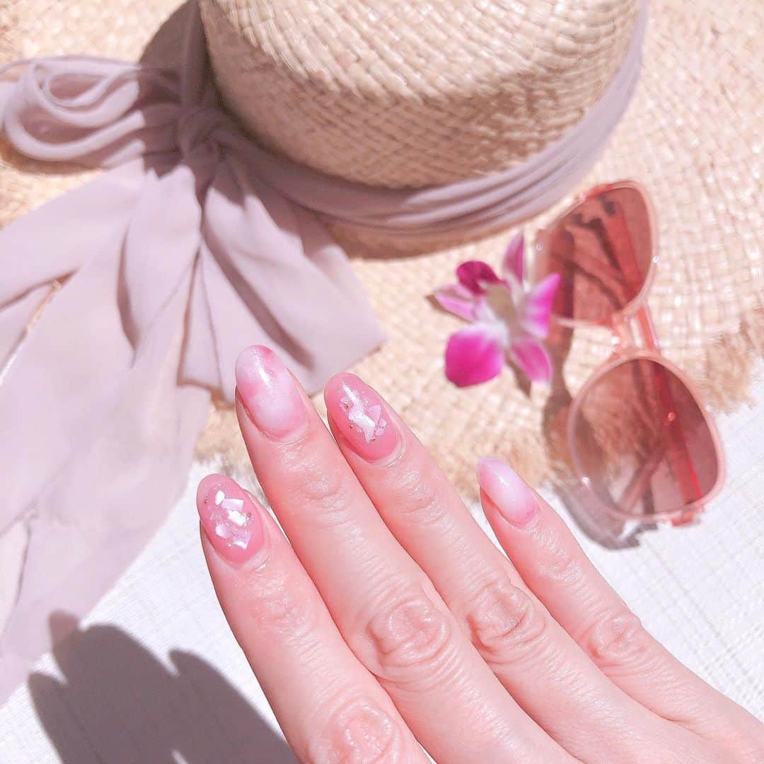 松岡里枝さんのインスタグラム写真 - (松岡里枝Instagram)「ネイルも今回はリゾートっぽくしたの☺️🏝💕 シェルとラメでキラキラ💖 #nail #nails #pinknail #ネイル #ピンクネイル #リゾートネイル」7月16日 23時26分 - okarie1023