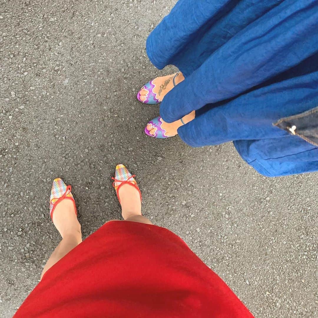 中林美和さんのインスタグラム写真 - (中林美和Instagram)「真っ赤で行ったら 真っ青な人いた！！笑 . #MYLAN のブルーのドレスがとても似合ってた @salysuzuki と偶然カラフルな夜。  歩いてるだけなのに楽しい！！❤️💙 #miwasootd」7月16日 23時26分 - miwanakabayashi