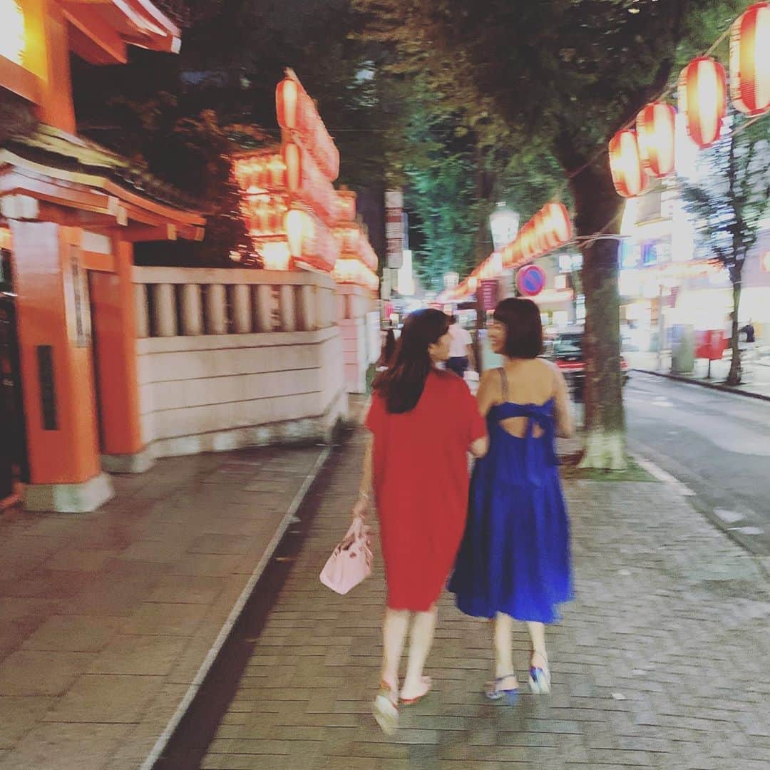 中林美和さんのインスタグラム写真 - (中林美和Instagram)「真っ赤で行ったら 真っ青な人いた！！笑 . #MYLAN のブルーのドレスがとても似合ってた @salysuzuki と偶然カラフルな夜。  歩いてるだけなのに楽しい！！❤️💙 #miwasootd」7月16日 23時26分 - miwanakabayashi