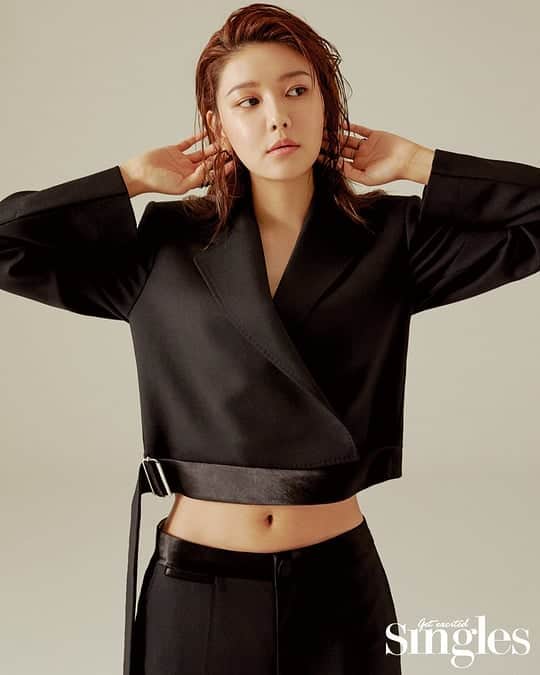 Just a girlさんのインスタグラム写真 - (Just a girlInstagram)「Soo Young @sooyoungchoi For SINGLES Magazine July Issue 🧡 . . . . . #최수영 #ChoiSooYoung #GirlsGeneration #SNSD #소녀시대 #少女時代  #koreangirl #asiangirl #맞팔 #셀스타그램 #얼스타그램 #데일리 #선팔 #인스타그램  #l4l #f4f  #like4like  #おしゃれ #オシャレ #いいね返し #フォロー #韓国人 #韓国 #セルカ #自撮り #ファッション #フォロー」7月16日 23時21分 - cecithegirl
