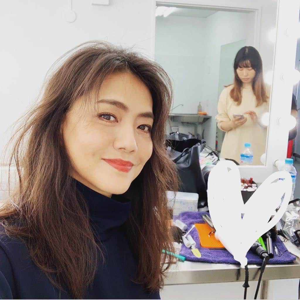のインスタグラム：「今日はスタジオにて HERSの撮影 @hers_web  ヘアメイクはyumbou 💄 メイク中はずっとBTSをかけてたよ〜🥰 朱赤のリップ 💋 秋の始まりの撮影 #夏は来るんか？ 今日も涼しい 涼しい気温は北欧なみ  #マエノリ」