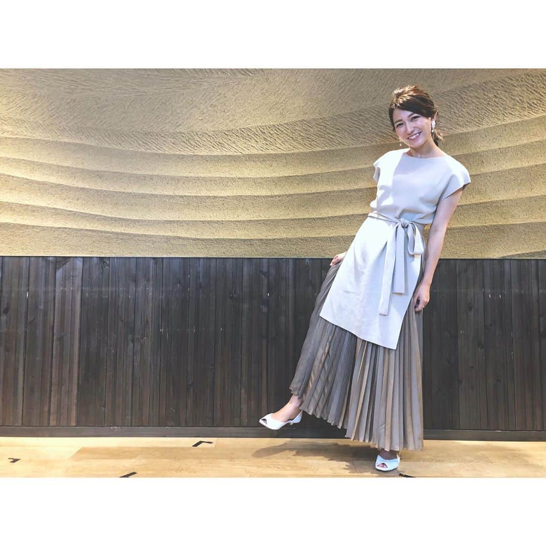 武田華奈さんのインスタグラム写真 - (武田華奈Instagram)「. 先日、ある特番の収録で東京に行ってきました🗼放送は9月の予定なので近づいたらお知らせいたしますね𓆸𓆸 . そのときの衣装を山形屋の#INED でお借りしました☺︎ ベルト付きのノースリーブのニットは形がきれいなうえに、体型をカバーできてとってもおすすめ𓇼𓇼 ボトムはなんでも合わせやすいかと思いますが、この日はプリーツスカートを合わせてもらいました。 靴は私物で#fabiorusconi です𓅙.。」7月16日 23時27分 - kana_takeda.19