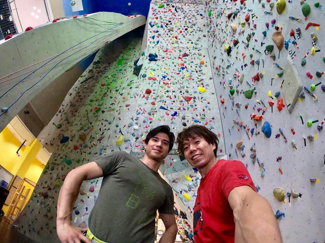 伊東秀和さんのインスタグラム写真 - (伊東秀和Instagram)「@spoleclimbinggym 🌈 先月に続き追加セット！！ 朝一から開店前までに、Newホールドを限られた隙間に取り付けながら14aを設定💥15mの壁は、なかなかボディーにきました💦 その後、ボルダーも前回に続き4課題💫垂壁に2級2本。100度に1級。強傾斜に初段。【白テープ】茨城ユースのみんなオンサイトで頑張ってね👋 @timmyaoki 店長のティミーも試登してくれました😁GoPro で久々に撮ったのでアプリで編集！ 帰り際にスタバでミルクティーフラペチーノ🌟🌟🌟 @orientalbio1991 @mammut_japan @skya_cs_sports_tv @camp1889 #オリエンタルバイオ #mammut #マムート #スポーレ #climbing #training #enjoy #gopro #スタバ #期間限定 #フラペチーノ」7月16日 23時29分 - hide9a2019