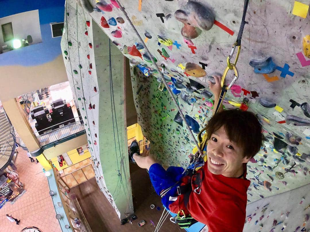 伊東秀和さんのインスタグラム写真 - (伊東秀和Instagram)「@spoleclimbinggym 🌈 先月に続き追加セット！！ 朝一から開店前までに、Newホールドを限られた隙間に取り付けながら14aを設定💥15mの壁は、なかなかボディーにきました💦 その後、ボルダーも前回に続き4課題💫垂壁に2級2本。100度に1級。強傾斜に初段。【白テープ】茨城ユースのみんなオンサイトで頑張ってね👋 @timmyaoki 店長のティミーも試登してくれました😁GoPro で久々に撮ったのでアプリで編集！ 帰り際にスタバでミルクティーフラペチーノ🌟🌟🌟 @orientalbio1991 @mammut_japan @skya_cs_sports_tv @camp1889 #オリエンタルバイオ #mammut #マムート #スポーレ #climbing #training #enjoy #gopro #スタバ #期間限定 #フラペチーノ」7月16日 23時29分 - hide9a2019