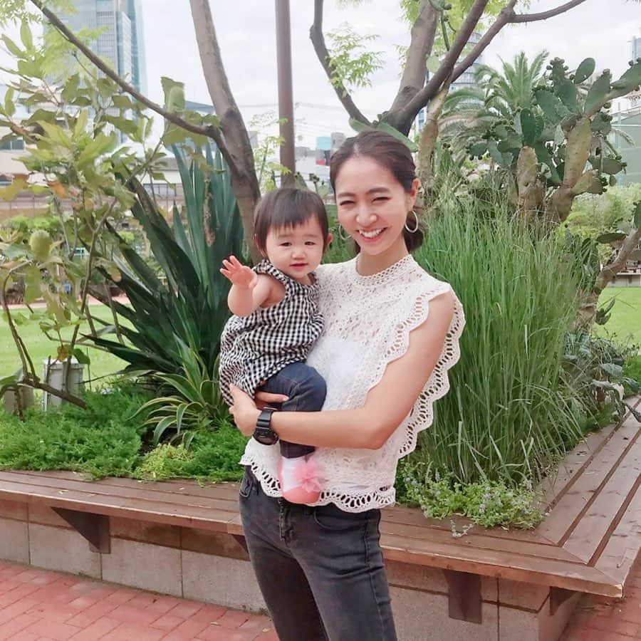 鈴木優美 さんのインスタグラム写真 - (鈴木優美 Instagram)「そういえば私達、卒乳しました👶🏻🍼 初めて完母で育てた娘。 (上の子は割と早い段階から完ミだったので) 初夜は欲しがる娘が可愛くて、切なくて、悲しくて、私も泣きながら「もうお姉さんだから飲まなくても大丈夫なんだって。」と何度も伝えました。 元はと言えば、滲出性中耳炎(上の子もよくコレで耳鼻科通いしました)になってしまい、先生に添い乳は中耳炎になりやすいからやめられるならやめてくださいと言われてしまったのもあり、タイミングだったのですが… 久しぶりに涙腺崩壊。 産まれてきてから、沢山の母としての喜びを教えてくれた娘。 上の子に手一杯で、疲れて心が折れそうな私を沢山癒してくれた娘。 娘がいたから、息子のことも沢山愛せたところがあると思います。 そんな娘が、もうお姉さんになってしまって、嬉しくて切なくて、もっともっと赤ちゃんの顔を見ていたかった気持ちが爆発して、授乳ブラを捨てるのも躊躇してしまいました。(その後旦那がソッコー捨ててましたがw) 私にとって、赤ちゃんの娘は本当に神様からのご褒美でした。 本当に沢山助けてくれてありがとう✨ これからは、私があなたのイヤイヤ期を支える番！！！ そんなの笑って乗り越えてやる！！！ いつも本当に本当にありがとう😊 愛してるよ💓 . . ちなみに写真は @keitypop とおでかけしたときの♪ tops @roomys_official  bottoms @uniqlo . . . . . . . #愛娘 #1歳1ヶ月 #女の子 #女の子ママ #女の子ベビー #卒乳 #添い乳 #中耳炎 #滲出性中耳炎 #イヤイヤ期 #ママと娘 #二児ママ #2児ママ #ママ #ママライフ #新米ママ #育児 #子育て」7月16日 23時29分 - yumi_kakiuchi