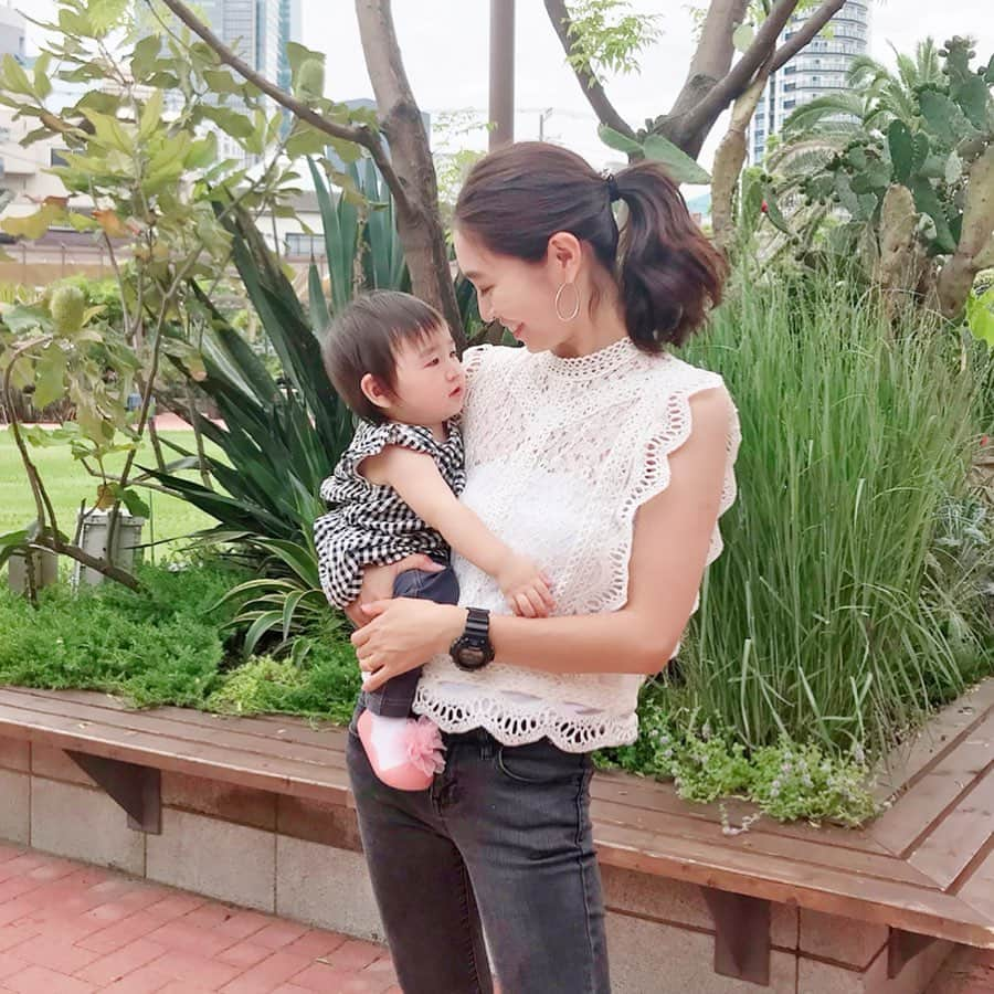 鈴木優美 さんのインスタグラム写真 - (鈴木優美 Instagram)「そういえば私達、卒乳しました👶🏻🍼 初めて完母で育てた娘。 (上の子は割と早い段階から完ミだったので) 初夜は欲しがる娘が可愛くて、切なくて、悲しくて、私も泣きながら「もうお姉さんだから飲まなくても大丈夫なんだって。」と何度も伝えました。 元はと言えば、滲出性中耳炎(上の子もよくコレで耳鼻科通いしました)になってしまい、先生に添い乳は中耳炎になりやすいからやめられるならやめてくださいと言われてしまったのもあり、タイミングだったのですが… 久しぶりに涙腺崩壊。 産まれてきてから、沢山の母としての喜びを教えてくれた娘。 上の子に手一杯で、疲れて心が折れそうな私を沢山癒してくれた娘。 娘がいたから、息子のことも沢山愛せたところがあると思います。 そんな娘が、もうお姉さんになってしまって、嬉しくて切なくて、もっともっと赤ちゃんの顔を見ていたかった気持ちが爆発して、授乳ブラを捨てるのも躊躇してしまいました。(その後旦那がソッコー捨ててましたがw) 私にとって、赤ちゃんの娘は本当に神様からのご褒美でした。 本当に沢山助けてくれてありがとう✨ これからは、私があなたのイヤイヤ期を支える番！！！ そんなの笑って乗り越えてやる！！！ いつも本当に本当にありがとう😊 愛してるよ💓 . . ちなみに写真は @keitypop とおでかけしたときの♪ tops @roomys_official  bottoms @uniqlo . . . . . . . #愛娘 #1歳1ヶ月 #女の子 #女の子ママ #女の子ベビー #卒乳 #添い乳 #中耳炎 #滲出性中耳炎 #イヤイヤ期 #ママと娘 #二児ママ #2児ママ #ママ #ママライフ #新米ママ #育児 #子育て」7月16日 23時29分 - yumi_kakiuchi