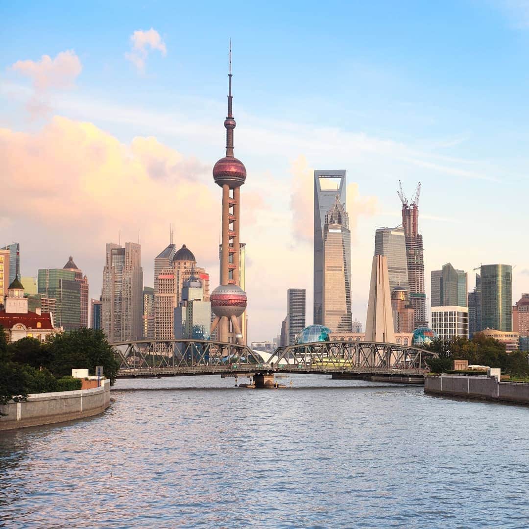 エールフランスのインスタグラム：「Can you smell the fragrance of jasmine? And the peaks of its steel and glass horizon!Experience Shanghai and its thousands sensations.  Sentez-vous l'odeur de jasmin qui embaume la rue ? Et apercevez-vous cet horizon de verre et d'acier ? Faites l'expérience de Shanghai et de ses milles sensations.  #AirFrance #Franceisintheair」
