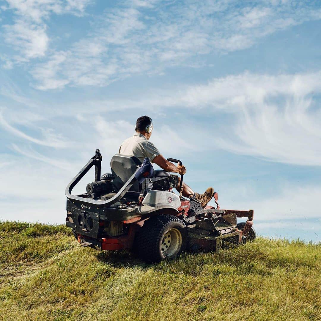 ニューヨーク・タイムズさんのインスタグラム写真 - (ニューヨーク・タイムズInstagram)「Who mows the lawn at Storm King Art Center, New York’s largest sculpture park? @stormkingartcenter isn’t a museum, exactly. The art pieces here are nestled in 500 acres of verdant hills, framed by lush landscape and exposed to the elements of the Hudson Valley. It takes a crew of eight to care for this complex, evolving environment: mowing the carefully sculpted lawns, trimming trees and keeping the sculptures clean and intact — all while making sure it’s environmentally friendly and hospitable to the local wildlife. Watch our Instagram story and visit the link in our bio to read more. @thomas_prior took this photo.」7月16日 23時33分 - nytimes