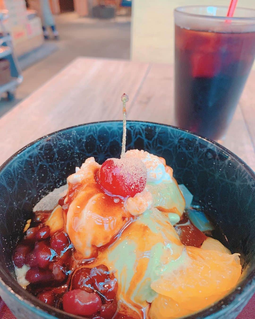 愛純もえりのインスタグラム：「どんぶりいっぱいの幸せ❤️ . こんな時間だけど、黒みついっぱいかけちゃーう❣️ #抹茶クリームあんみつ」