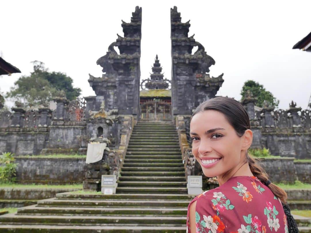 ジョアナ・サンスさんのインスタグラム写真 - (ジョアナ・サンスInstagram)「En la isla de los mil dioses 🙏🏽 #Bali #indonesia #besakihtemple」7月16日 23時39分 - joanasanz