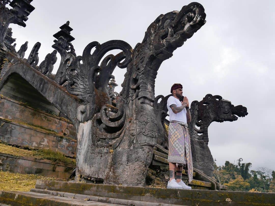 ジョアナ・サンスさんのインスタグラム写真 - (ジョアナ・サンスInstagram)「En la isla de los mil dioses 🙏🏽 #Bali #indonesia #besakihtemple」7月16日 23時39分 - joanasanz