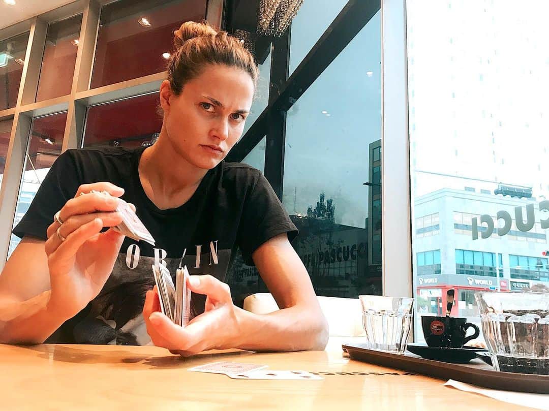 ズザンナ・ヤカボスのインスタグラム：「🤖 yea i didn’t win ♠️」