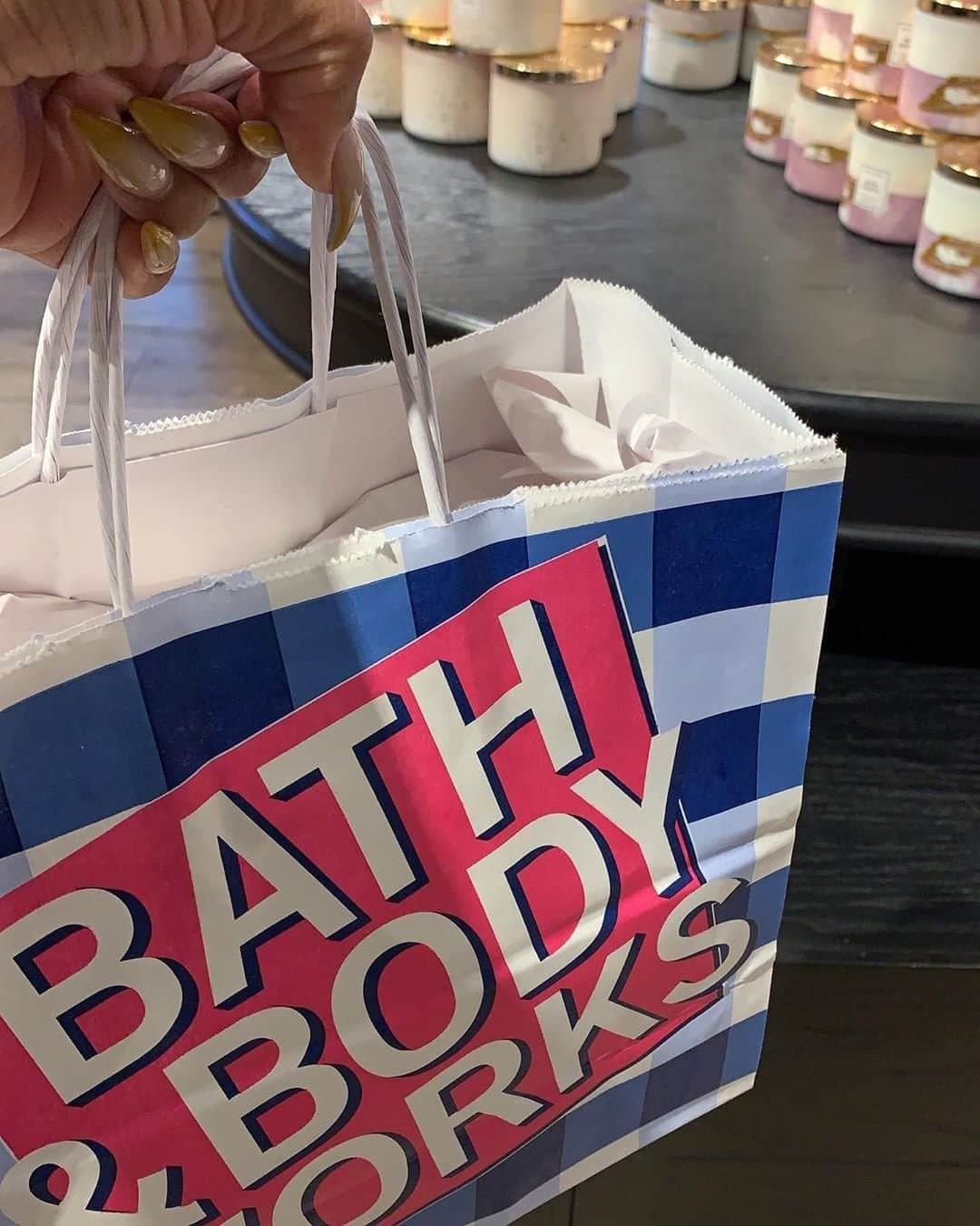 Bath & Body Worksさんのインスタグラム写真 - (Bath & Body WorksInstagram)「We're all for a #SummerFriday spent at the mall! 💕 What's going in your shopping bag 🛍 this weekend?! Tell us 👇」7月13日 4時00分 - bathandbodyworks