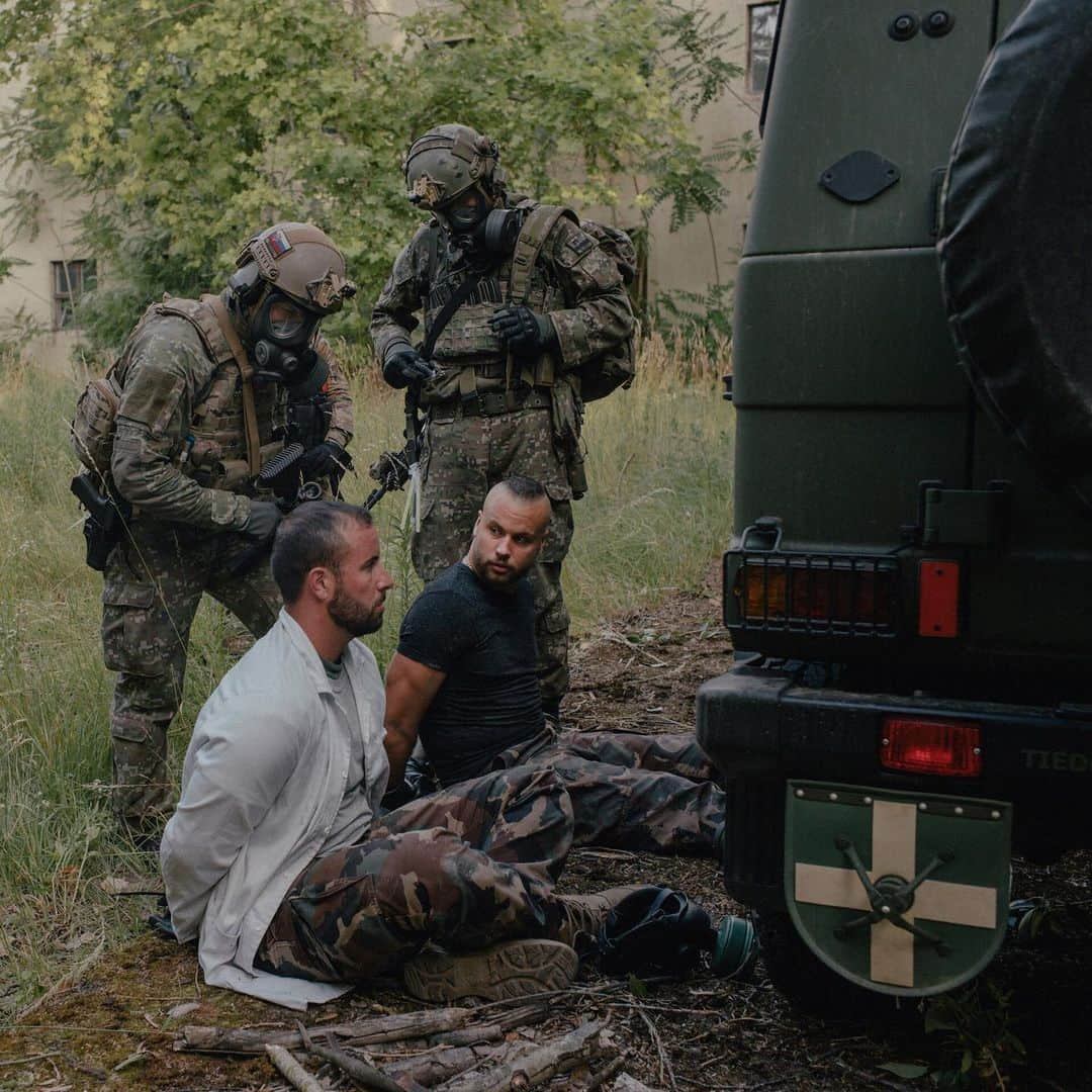 ニューヨーク・タイムズさんのインスタグラム写真 - (ニューヨーク・タイムズInstagram)「While President Trump courts Moscow, much of his government considers it a dangerous foe. The military exercises pictured above are just a drill, but American commandos are teaming up with partners on Europe's eastern flank as part of a revamped Pentagon strategy to counter growing threats from Russia and China. At a training range a few miles from the Hungarian special operations headquarters, and at sites in Bulgaria and Romania, commandos practiced scenarios in which their high-tech equipment, guided by satellite communications and precision strikes, had been foiled by a Russian cyberattack. "It's back to a compass and maps, and nothing else. It's old school," said Brig. Gen. Tamas Sandor, the head of Hungary's 1,000 special operations troops. Click the link in our bio to read more. @nannaheitmann shot these photos of Hungarian commandos, carrying out mock raids, terrorist arrests and parachute drops.」7月13日 4時05分 - nytimes