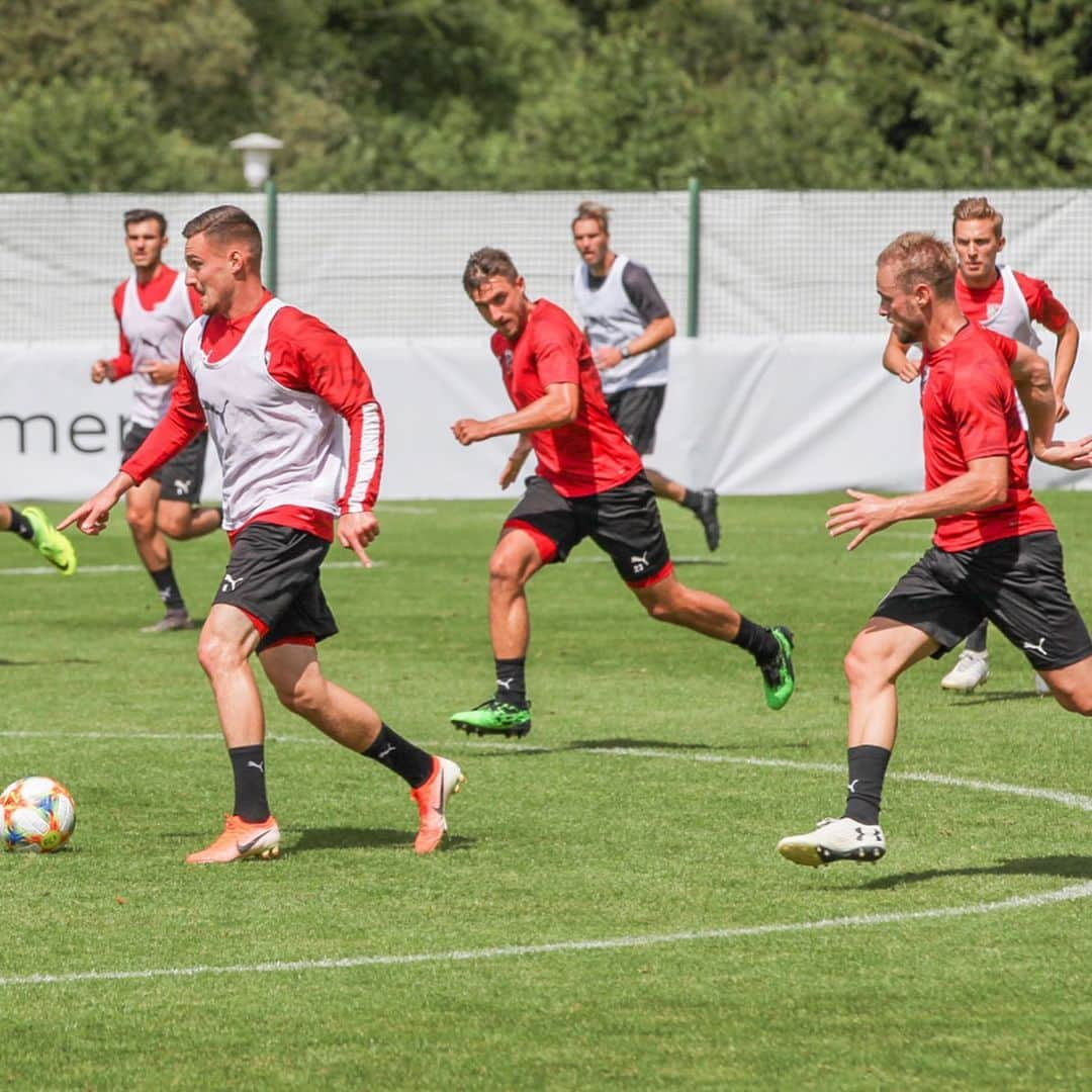 FCインゴルシュタット04さんのインスタグラム写真 - (FCインゴルシュタット04Instagram)「Letzte #Schanzer Einheit auf der Mission #Vallesgeben 📸⚽️✅ 🔜🚌🏰⚫️🔴 . . #Vallesgeben #FCIngolstadt04 #FCI #trainingcamp #training #camp #vals #southtirol #südtirol #ende #letztertag #fussball #football #soccer @gitschberg.jochtal #Ingolstadt」7月13日 2時37分 - dieschanzer