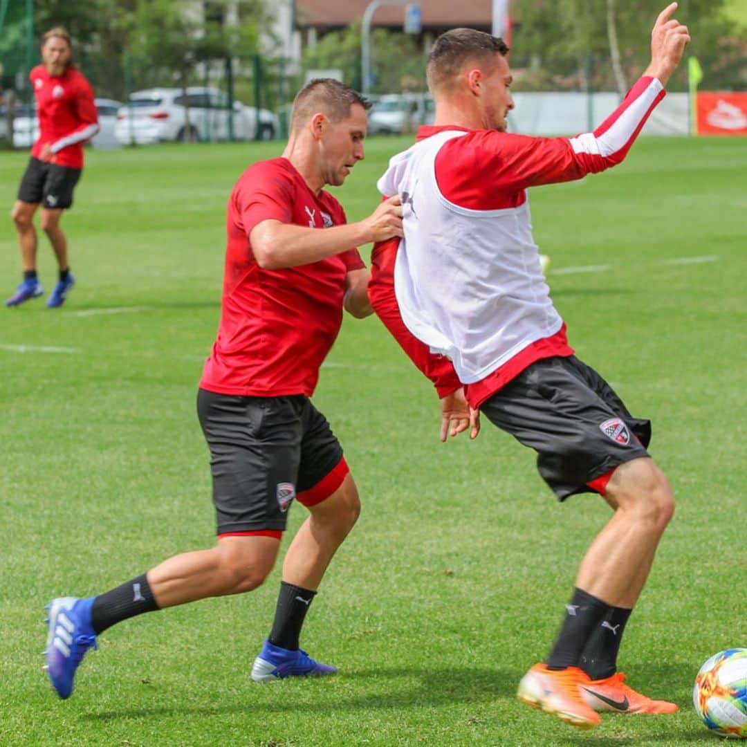 FCインゴルシュタット04さんのインスタグラム写真 - (FCインゴルシュタット04Instagram)「Letzte #Schanzer Einheit auf der Mission #Vallesgeben 📸⚽️✅ 🔜🚌🏰⚫️🔴 . . #Vallesgeben #FCIngolstadt04 #FCI #trainingcamp #training #camp #vals #southtirol #südtirol #ende #letztertag #fussball #football #soccer @gitschberg.jochtal #Ingolstadt」7月13日 2時37分 - dieschanzer