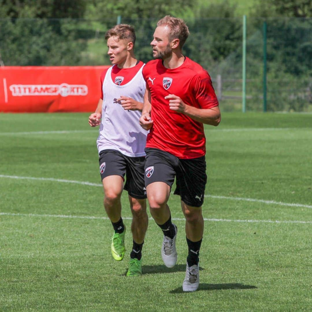 FCインゴルシュタット04さんのインスタグラム写真 - (FCインゴルシュタット04Instagram)「Letzte #Schanzer Einheit auf der Mission #Vallesgeben 📸⚽️✅ 🔜🚌🏰⚫️🔴 . . #Vallesgeben #FCIngolstadt04 #FCI #trainingcamp #training #camp #vals #southtirol #südtirol #ende #letztertag #fussball #football #soccer @gitschberg.jochtal #Ingolstadt」7月13日 2時37分 - dieschanzer