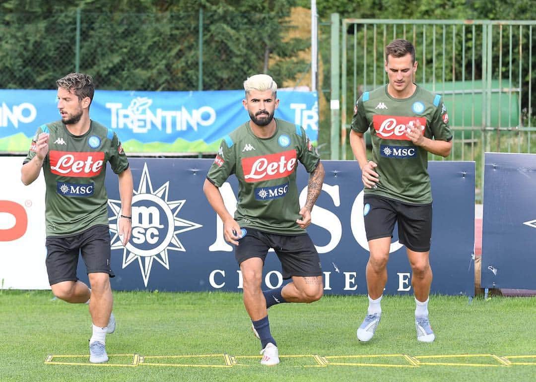 ドリース・メルテンスのインスタグラム：「Back to work ⚽️😅」