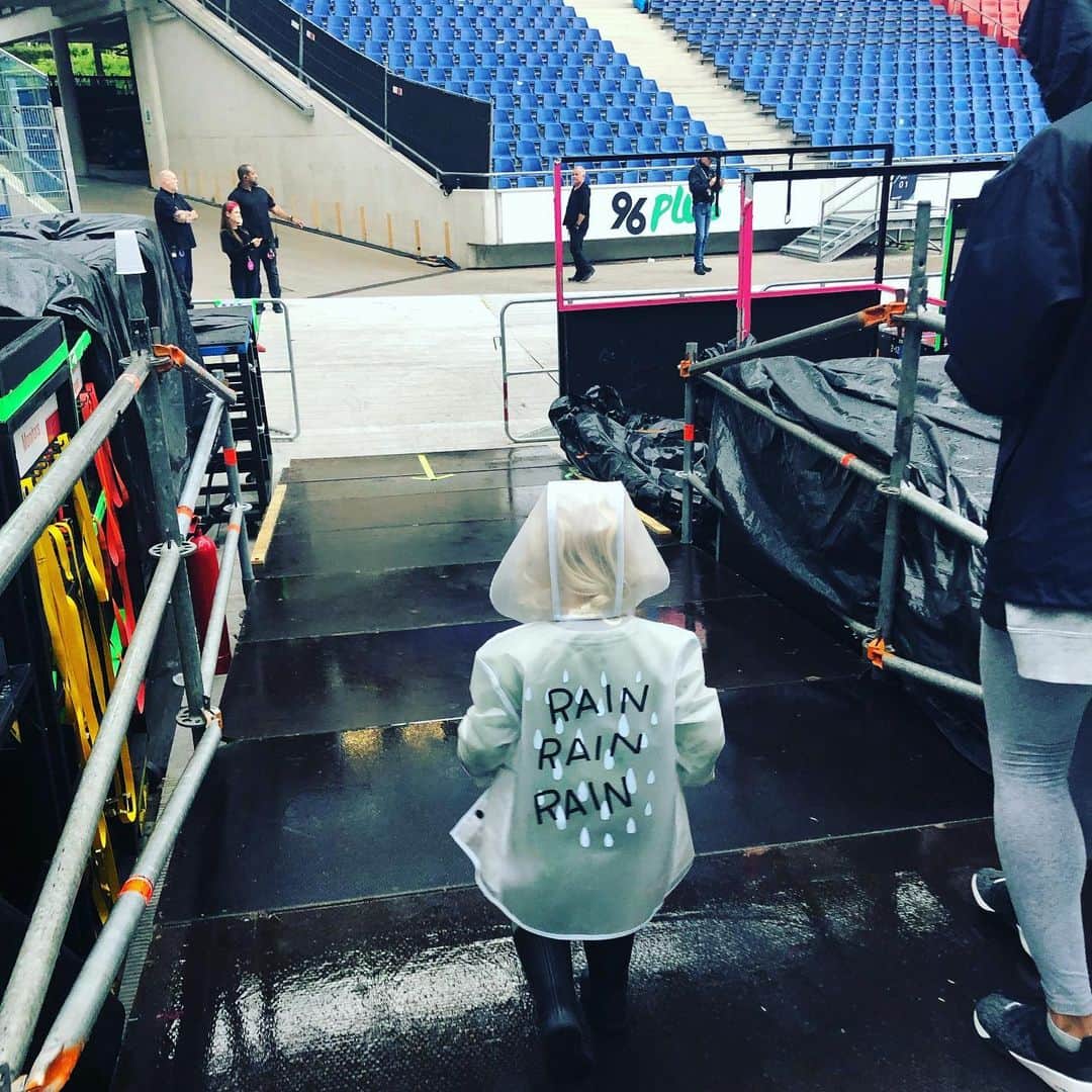 P!nk（ピンク）さんのインスタグラム写真 - (P!nk（ピンク）Instagram)「Rain or shine we are here and we are ready Hannover!!!!!」7月13日 2時46分 - pink