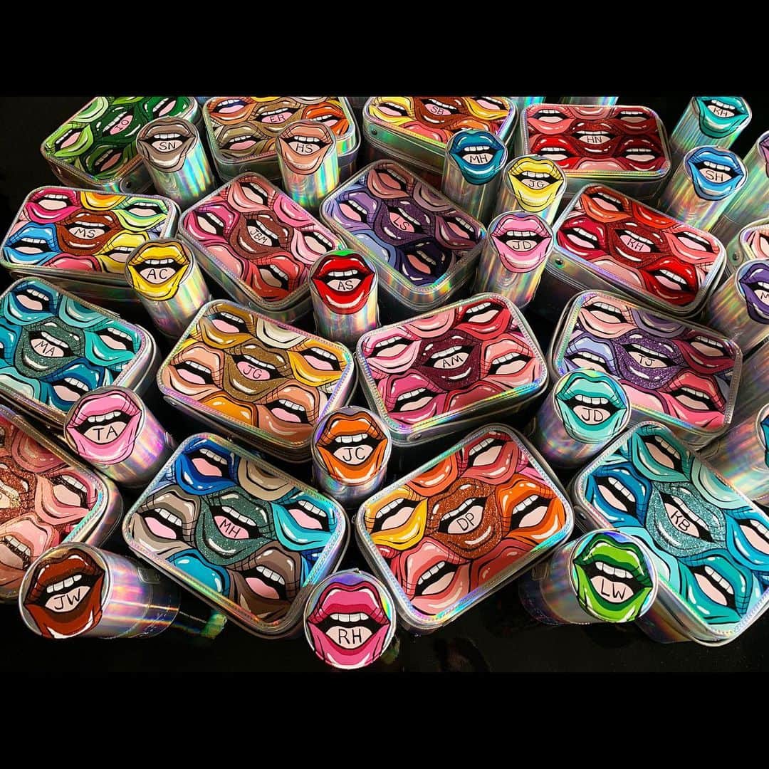 のインスタグラム：「Thank you @nyxcosmetics and @markanastasios for this wonderful project. I painted 25 brush holders and 17 makeup cases which were given as prize/ rewards to some deserving NYX Cosmetics employees. 👄 💄 💋✨✨✨✨✨ #nyxcosmetics #nyxmakeup #nyxcases #nyxbrushes #paintoneverything #davidgilmorestudio #illustration #lipart」