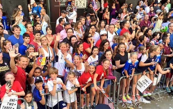 石原孝尚さんのインスタグラム写真 - (石原孝尚Instagram)「アメリカ代表のワールドカップの優勝パレードがありました。  2015年にアメリカが優勝したとき、一緒にパレードに参加させてもらって沿道に子どもたちが多いことが印象的で盛り上がりというよりは子どもたちが本当に憧れの選手たちに会いたくてマンハッタンまで両親が子どもたちを連れてきている感じで素敵だなって思ったのを思い出しました。 リヨンの決勝の時もスタジアムで僕がセレモニーの写真をとっていたら一人のファンが肩をポンポンと叩いてきて「子どもを前に行かせてくれませんか」とその人の子どもじゃないけど子どもを大切に、子どもの夢を大切にしていて。  今回のアメリカ優勝はすごくメッセージの強い優勝で スポーツが社会を文化を変えれる力があるってすごく感じました。  https://youtu.be/dtd6FpQKfak  #uswnt  #fifawomensworldcup」7月13日 2時54分 - taka_ishihara