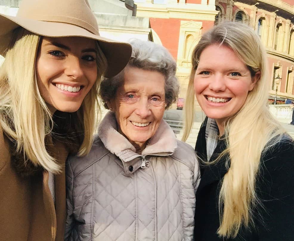 Mollie Kingさんのインスタグラム写真 - (Mollie KingInstagram)「Isn’t she wonderful ❤️ Nana it’s so hard for us to believe that you’re not here with us and it’s times like this when we’re sad that you’d be the one picking us up again. We are the luckiest family to have had you in our lives - always making us laugh and smile, and telling us to be strong. I’ll never forget how proud you were of me on Strictly, and your TV moment - you’re just magical. Love you Nana, forever in our hearts ❤️❤️❤️❤️」7月13日 3時03分 - mollieking